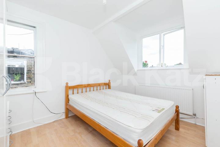 Top floor one double bedroom flat conveniently located close to transport Newnham Road, Wood Green